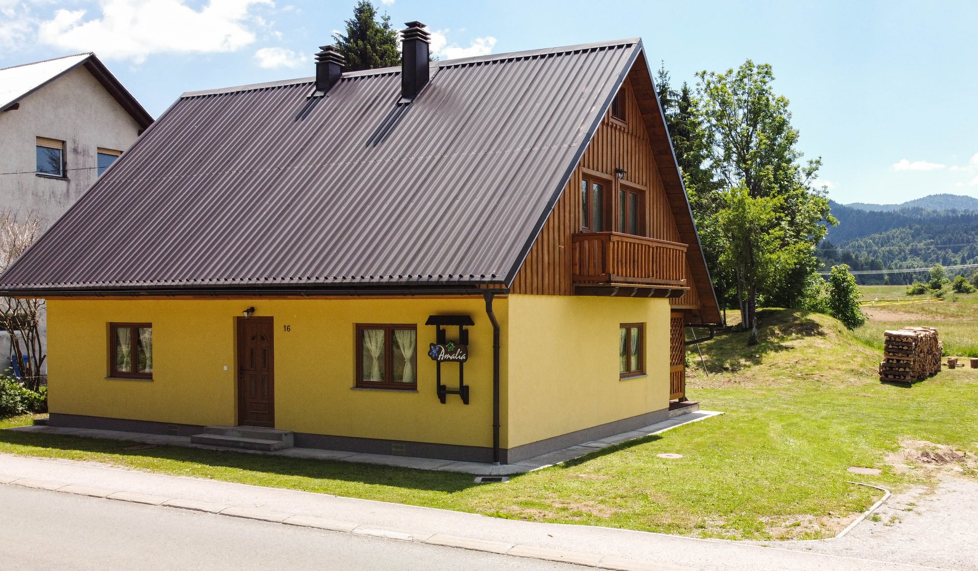 Vila Demo – bočni pogled na kuću s planinama u pozadini