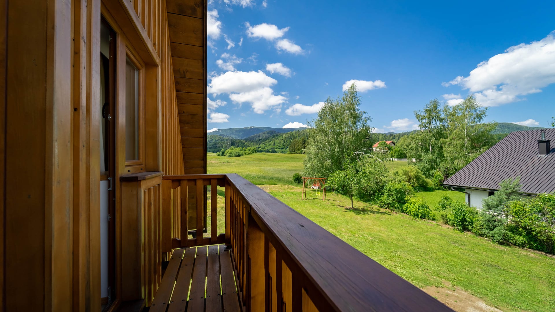 Vila Demo – drveni balkon s panoramom planina i livada